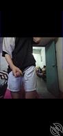妈妈在客厅看电视，我洗完澡在房间撸管0