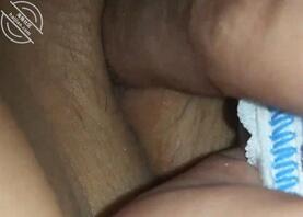 【真实原创】大三表妹要开学了，趁开学之前偷偷半夜撕开内裤扣她的逼0