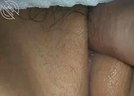 【真实原创】大三表妹要开学了，趁开学之前偷偷半夜撕开内裤扣她的逼1