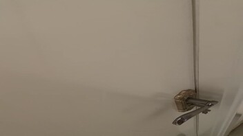 偷听到，骚妈和炮友在屋里输出