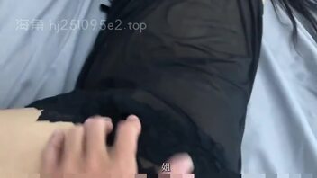 周末假期邀弟归家，趁爸妈不注意，弟弟竟偷偷的溜进了亲姐的房间