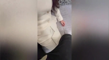 去女同事家做客没想到他这么骚