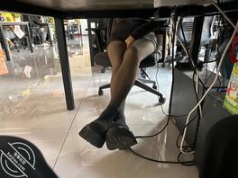 上班期间同事把手伸进逼里（2）