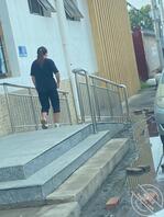 现拍现发差点让抓住偷拍一个楼下快递妇女0