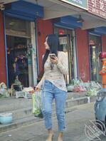 等孩子放学无意间看到初中同学，偷偷拍了一张，这身材真好啊越来越好啦0