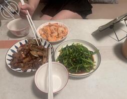 原创4:妹妹接到,随便做了两个菜晚饭给妹妹吃。偷拍几张照片0