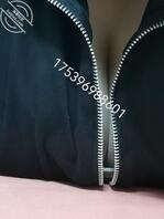 人妻偷拍，从这乳沟来看，奶子目测不小啊！1