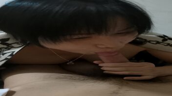 小姨被我调戏了怎么久要忍不住了，今天小姨给我口了出来