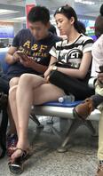 【网友投稿】网友投稿美足，火车站人妻大家也多多投稿发言