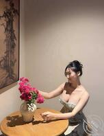喜欢养花的美女