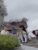 楼梯口偷拍走光的呆萌妹子，白袜黑内骚气十足0