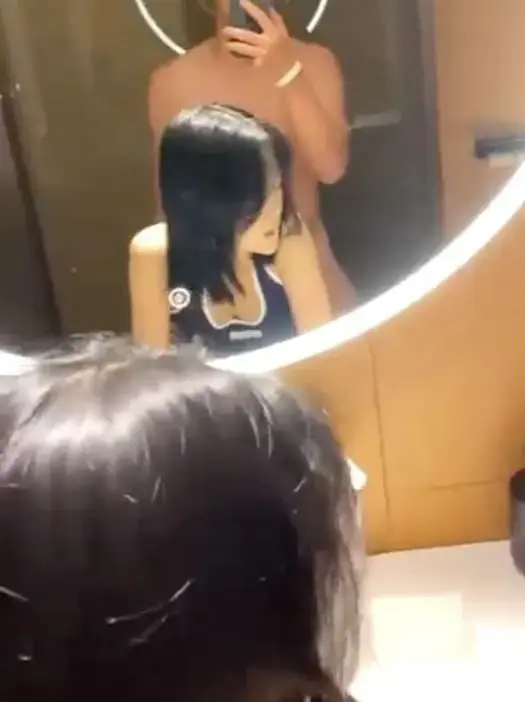 烟大海洋学院大二母狗 王玥 背着男友跟学长约炮抓着双马尾后入