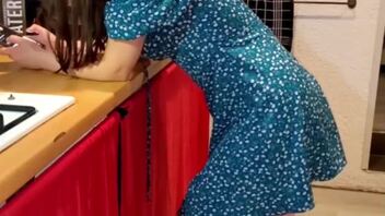 偷情嫂子，嫂子翘着屁股玩手机，我没忍住