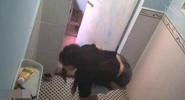 放摄像头偷拍表嫂洗澡0