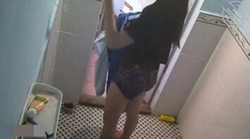 放摄像头偷拍表嫂洗澡1