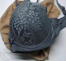 老妈的内衣内裤刚脱下来去洗澡了，热乎的温度真香0