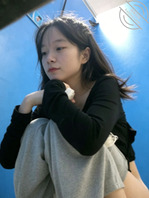 真实露脸厕拍，04年女大学生学妹，附生活照0