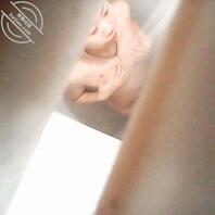 偷拍暂住家里女友闺蜜浴照2