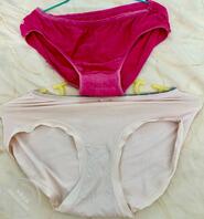 丈母娘的内衣内裤，每次洗完澡她都放卫生间全被我射过了。（下次射再拍）1