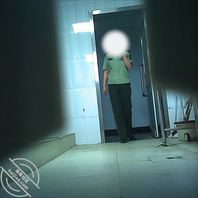 【原创】厕拍某单位女菌官尿尿，还插着卫生棉