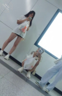 地铁站偷拍少女裙底、像是故意露出0