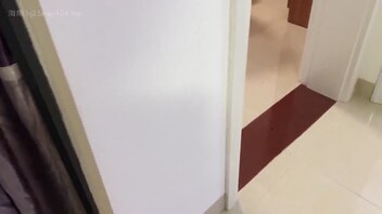 母子乱伦《二》嘴上说不要的母亲，骚逼很诚实，不停的喷水，浪叫不停