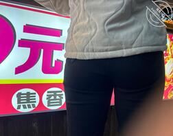 拍到一个好看的屁股  很圆润1