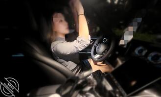 成熟女人的魅力来自于她会单手开奔驰0