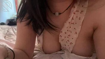 分享00后巨乳女友做爱时的淫叫，有喜欢的可以评论1