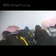 憋了一天！不顾我爸在旁边午睡，把老妈按沙发狂操。老妈捂着嘴巴不敢发出响声