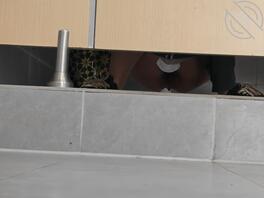 原创，偷拍加油站上厕所的小姐姐，和农村的旱厕，差点被发现了，