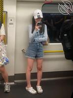 地铁上的女孩1