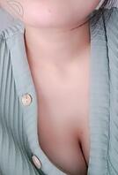 老婆的奶子，评论区接龙对比一下，互相点评。看着互撸