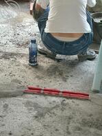 偷拍的装修师傅，估计有点骚哦，屁股沟都漏出来了0