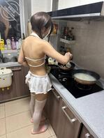 【奶气原创70】女儿穿着性感衣服做饭给我吃0