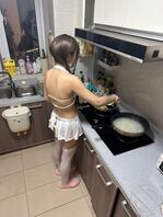 【奶气原创70】女儿穿着性感衣服做饭给我吃1