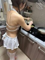 【奶气原创70】女儿穿着性感衣服做饭给我吃2