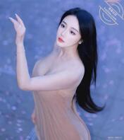 就凭这白得发光的胸脯、恰到好处的圆润，谁看了不流连忘返？2