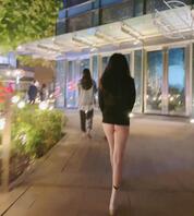 妹子跟着一对情侣后玩露出，身材很不错，大家喜欢看露出吗。2