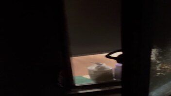 又来偷拍对面楼美女洗澡啦