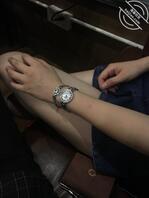 近距离偷拍在餐厅遇到的骚货人妻，穿得好骚，秒硬2