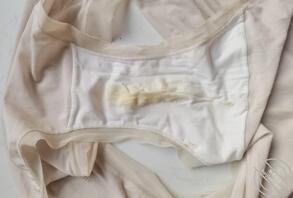 骚逼媳妇，又脱下来一条带白带和分泌物的内裤，一天就这么多，谁舔我媳妇逼0