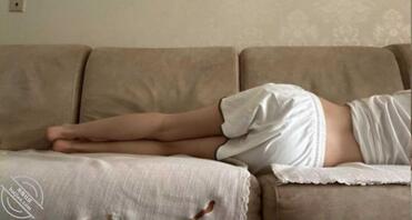 姿势摆好了，弟弟你的肉棒快插进来吧。2