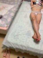 大奶嫂子平躺裸睡勾引小叔子，小叔子该怎么做？