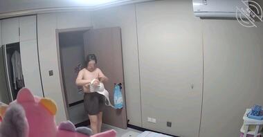 偷拍老婆出轨在房间放了一个充电宝偷拍1