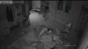 在外出差，只能在监控里默默看着老爸和我老婆做爱！