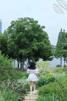 在外出差,只能在监控里默默看着老爸和我老婆做爱!0