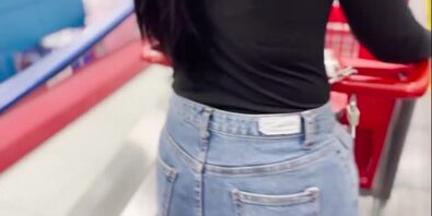 带骚老婆逛超市买酒，后楼道口出精液，刺激，评论区看看你们老婆