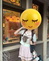 跟女儿去迪士尼玩，他身材发育越来越好。不少小黄毛看过来的目光我得抓紧时间0
