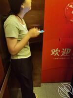 电梯女的，胸大但有些下垂，屁股还可以很翘0